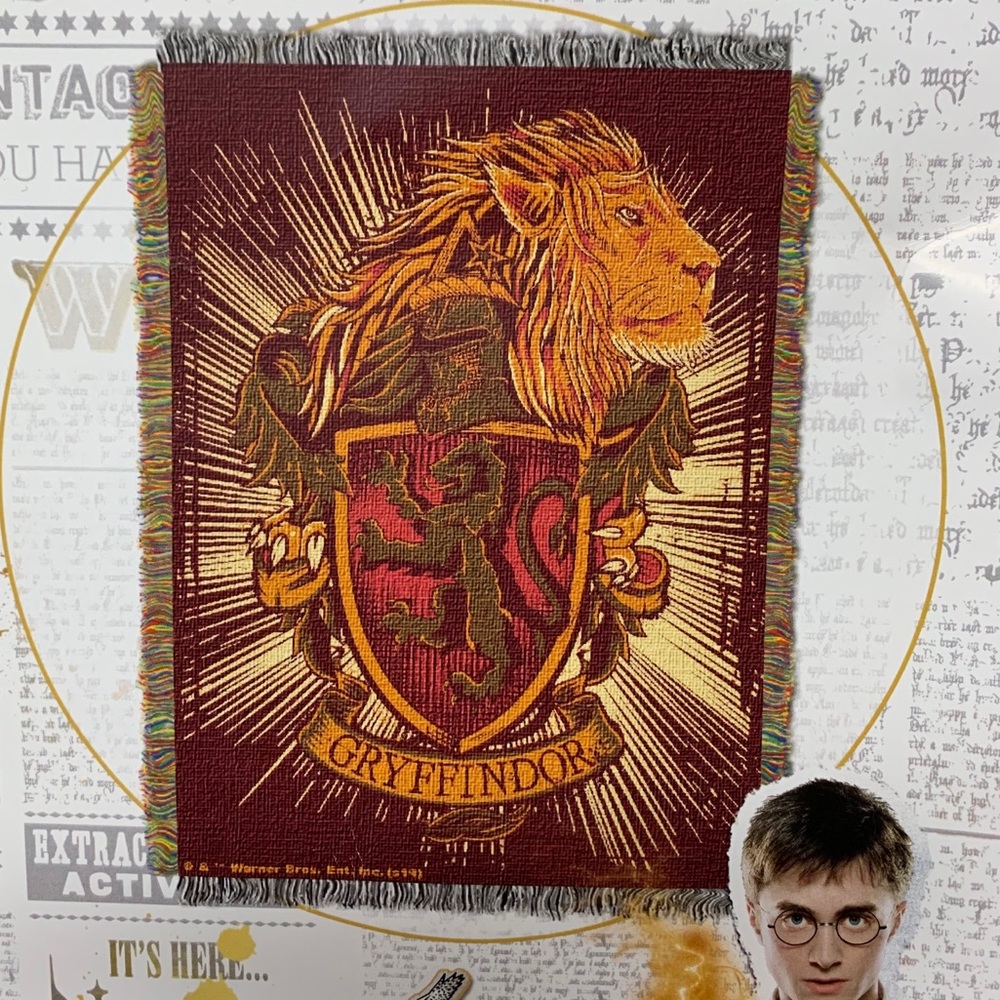 HARRY POTTER Gryffindor House Crest Woven TAPESTRY THROW BLANKET!